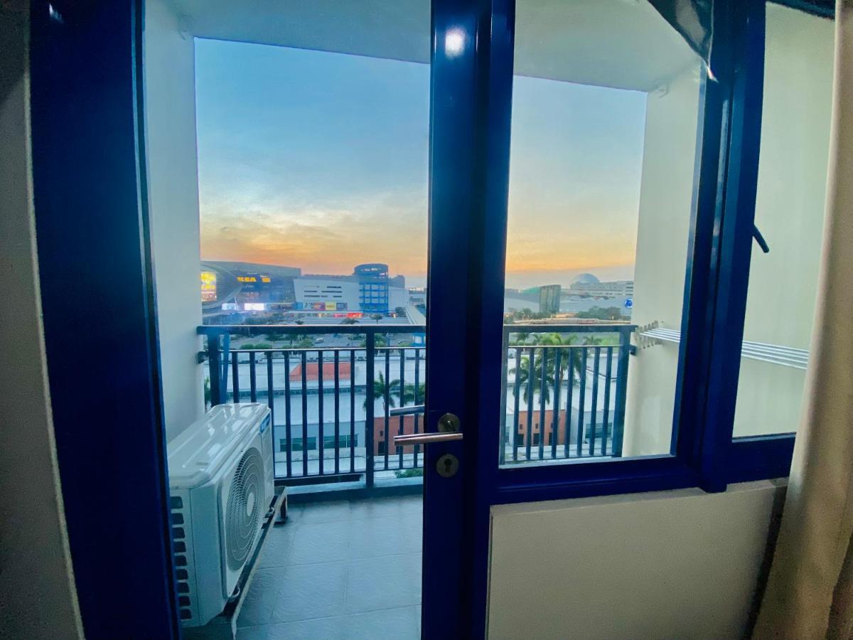 Madison'S Place At Sea Moa Manila Exterior photo